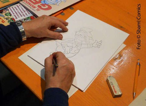 Luciano Gatto disegna allo stand di Sbam!
