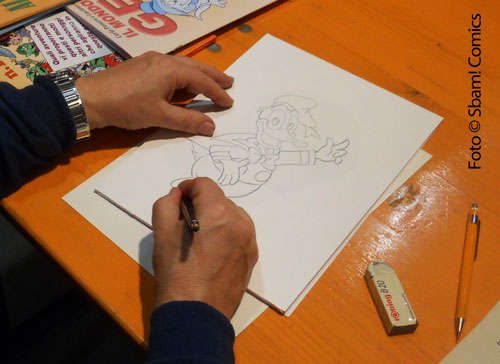 Luciano Gatto disegna allo stand di Sbam!