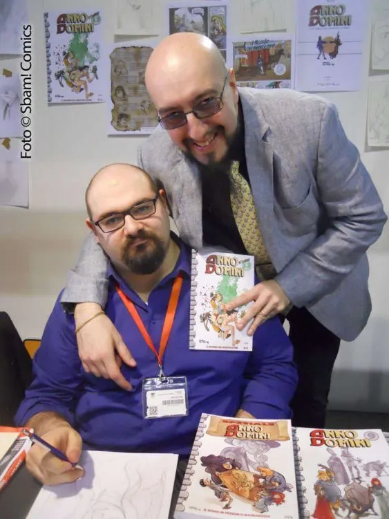 Mirko Perniola (in piedi) con Christian Baldi, uno dei disegnatori della sua serie "Anno Domini"