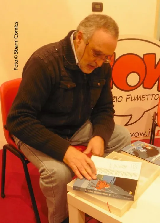 Marcello Toninelli firma dediche per i lettori, durante il suo incontro col pubblico a Wow Spazio Fumetto, lo scorso novembre